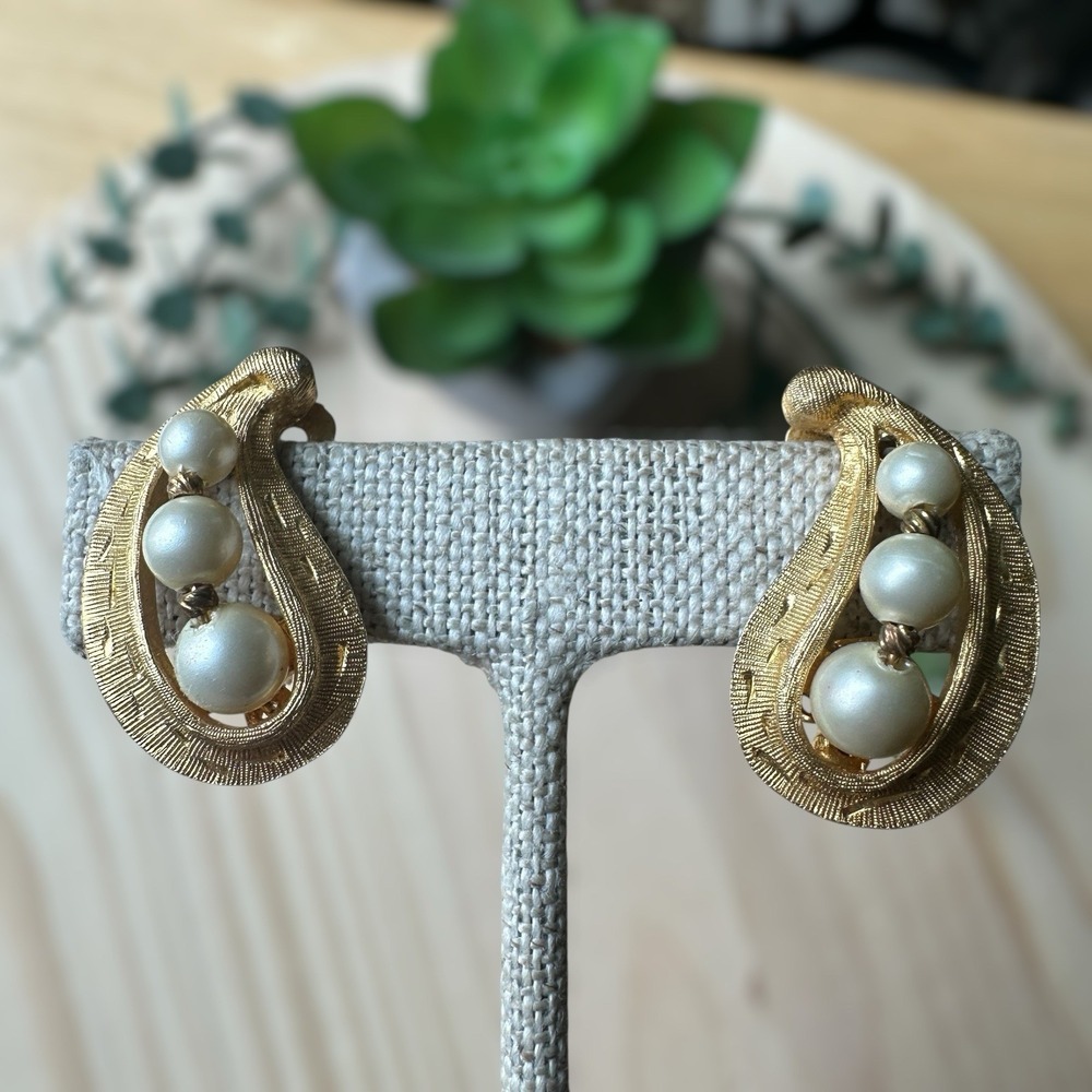 VTG Kramer‎ Earrings 1.25 Inch Paisley Design Faux Pearls Brushed Gold Elegant